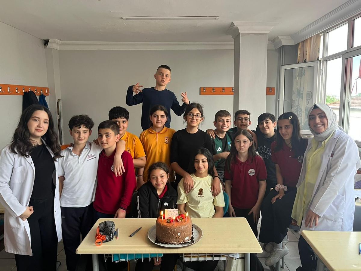 Sınıfta doğum günü kutlaması