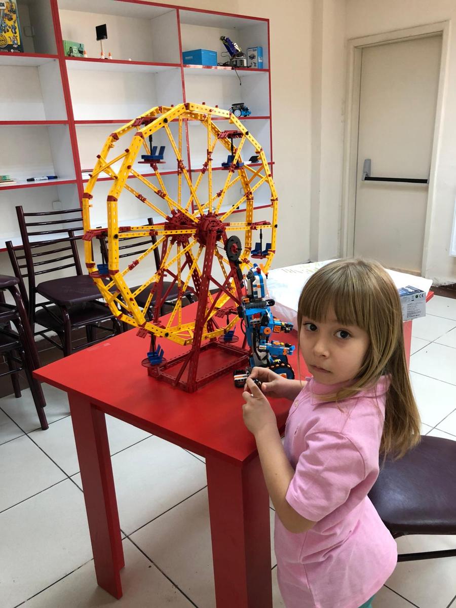 Kendi yaptığı dönme dolabı programlayan öğrencimiz