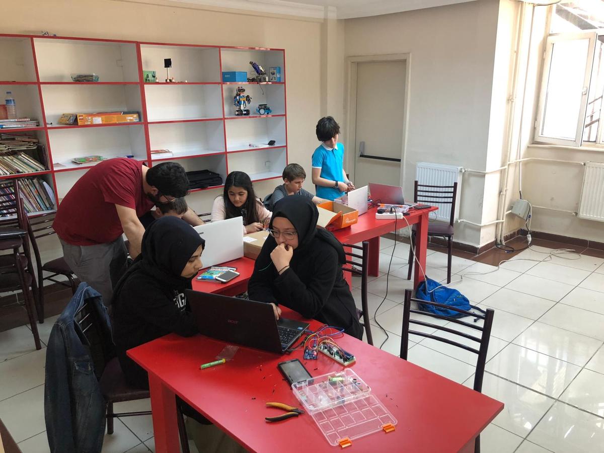 Robotik ve kodlama atölyesinde öğrencilerimiz